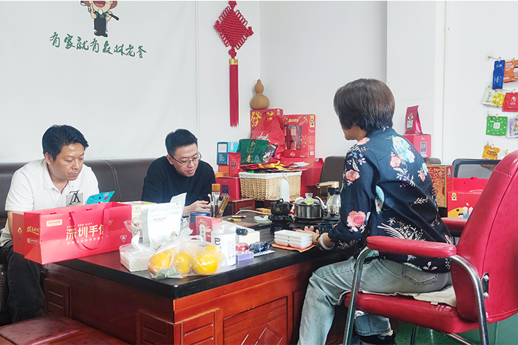 森林老爹坚果厂与刘总洽谈坚果贴牌代工