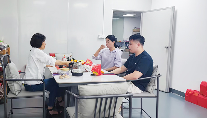 森林老爹坚果代工厂与徐总洽淡坚果代加工