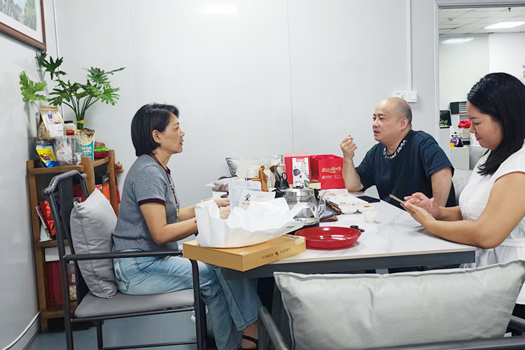 强强联手，共创佳礼：深圳刘总与森林老爹杨总洽谈坚果年货礼盒定制