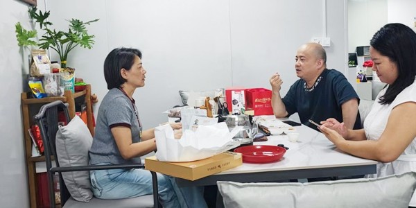 强强联手，共创佳礼：深圳刘总与森林老爹杨总洽谈坚果年货礼盒定制