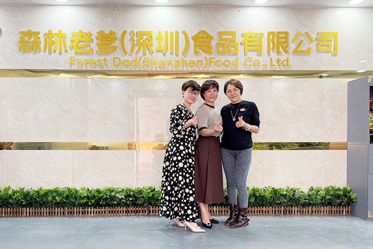 近日郑总和洪总光临“森林老爹”进行坚果团购定制的治谈