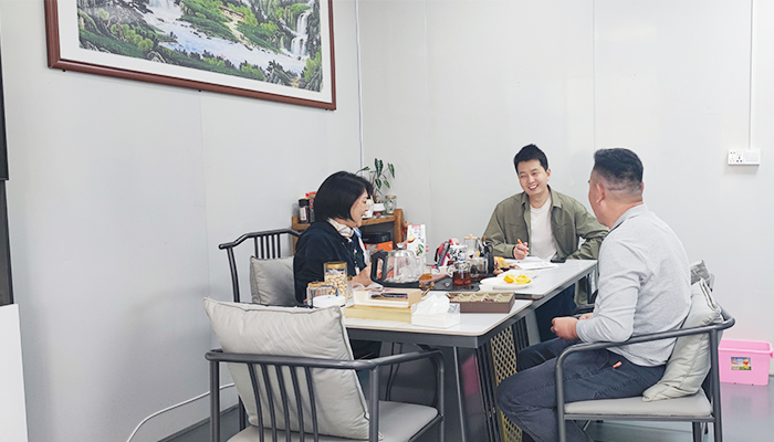 森林老爹坚果代工厂与杨总洽淡坚果礼盒定制