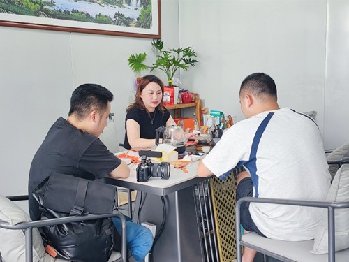 森林老爹坚果代工厂与张总洽淡坚果礼盒定制