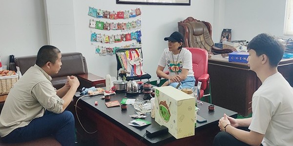 深圳董总在7月6号光临森林老爹了解坚果礼盒代工项目