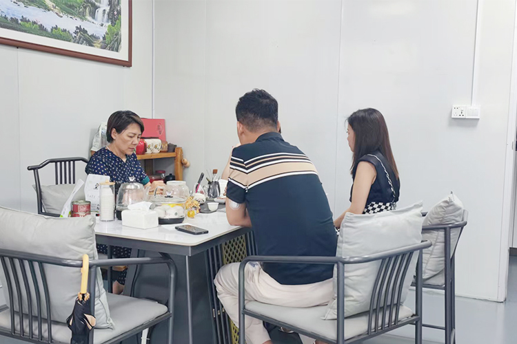 深圳杨总光临森林老爹洽谈坚果定制合作，共探健康零食新未来