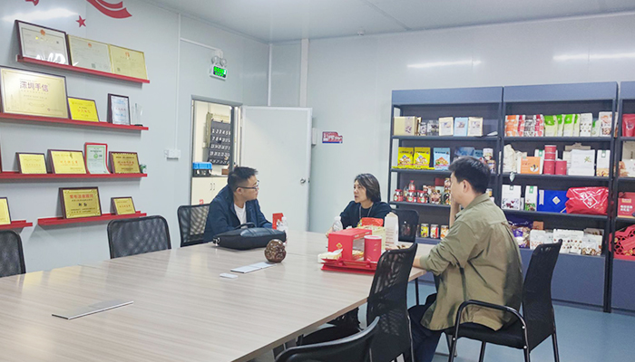 森林老爹坚果代工厂与石总洽淡坚果礼盒定制