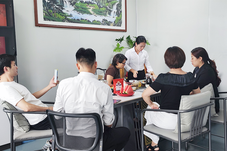 森林老爹坚果代工厂志郑总洽谈中秋礼盒定制