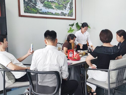森林老爹喜迎郑总一行莅临，共商中秋礼盒定制