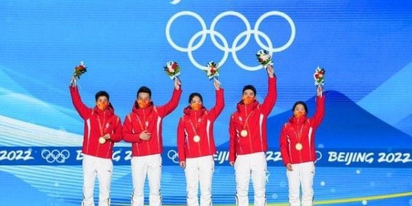 北京冬季奥会中国首金诞生离不开团队的合作