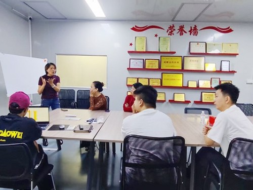 携手共赢，礼遇新年：“森林老爹”与刘总、邓总共谱坚果礼盒定制新篇章