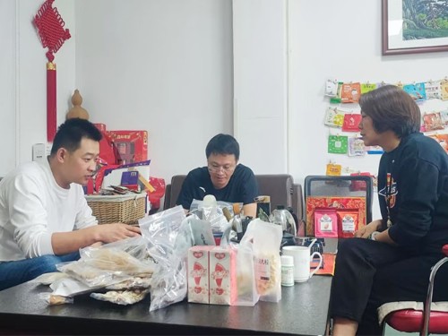 近日安徽刘总光临森林老爹坚果加工厂洽谈坚果果干定制