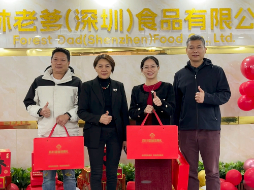 深圳方总和潘小姐携手先生于3月30日亲临森林老爹坚果加工厂