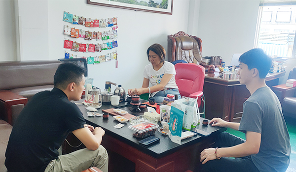 森林老爹坚果厂与深圳苏总洽谈干果贴牌代工