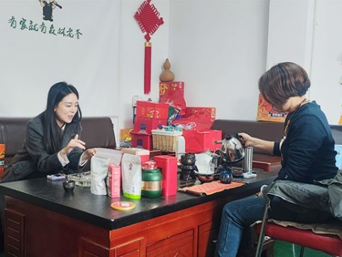 森林老爹坚果加工厂与深圳赵总洽淡坚果年货礼盒代工