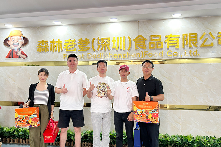 近日深圳陈总一行人到访森林老爹洽淡坚果代工