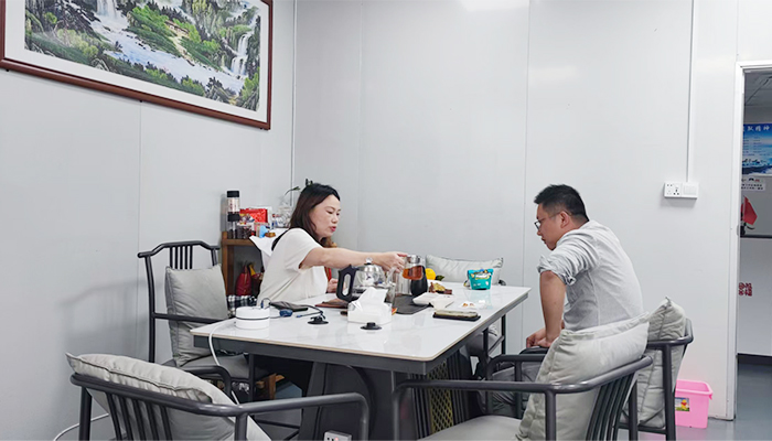 森林老爹坚果代工厂与谢总洽淡坚果年货礼盒定制